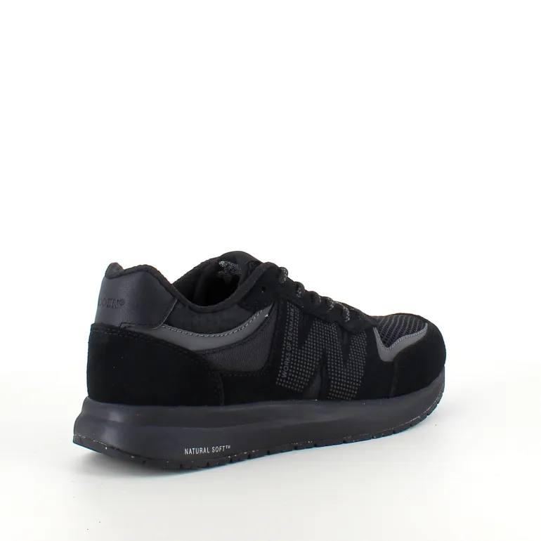 Sort letvægtssko i åndbart materiale fra Woden.