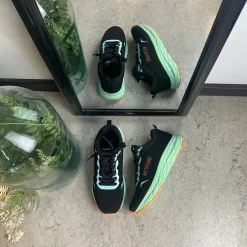 Sort letvægtssko med stødabsorberende sål