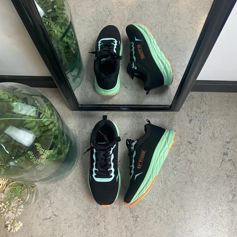 Sort letvægtssko med stødabsorberende sål