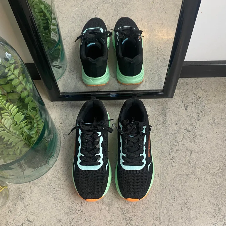 Sort letvægtssko med stødabsorberende sål