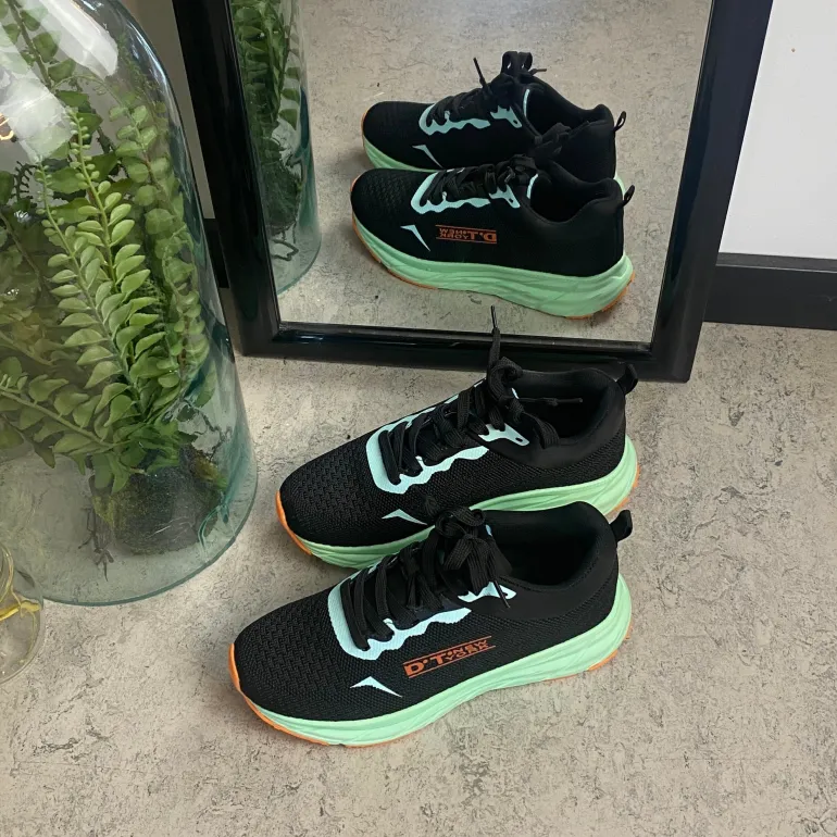 Sort letvægtssko med stødabsorberende sål