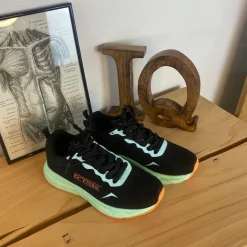 Sort letvægtssko med stødabsorberende sål