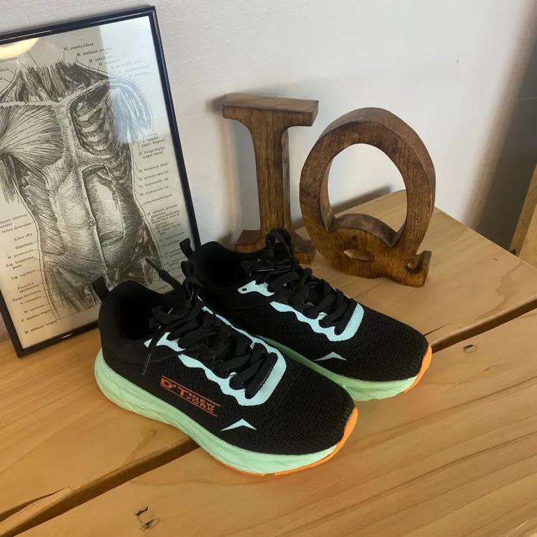 Sort letvægtssko med stødabsorberende sål