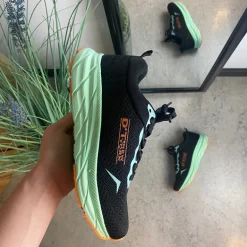 Sort letvægtssko med stødabsorberende sål