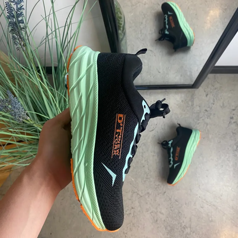 Sort letvægtssko med stødabsorberende sål