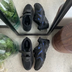 Sort letvægtssko med velcroremme og stødabsorberende sål