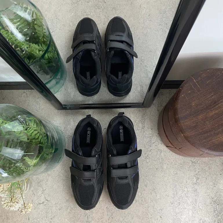 Sort letvægtssko med velcroremme og stødabsorberende sål