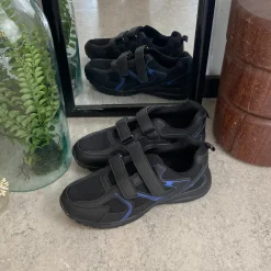 Sort letvægtssko med velcroremme og stødabsorberende sål