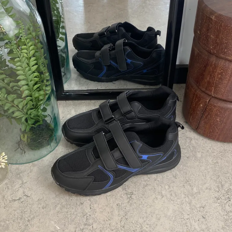 Sort letvægtssko med velcroremme og stødabsorberende sål