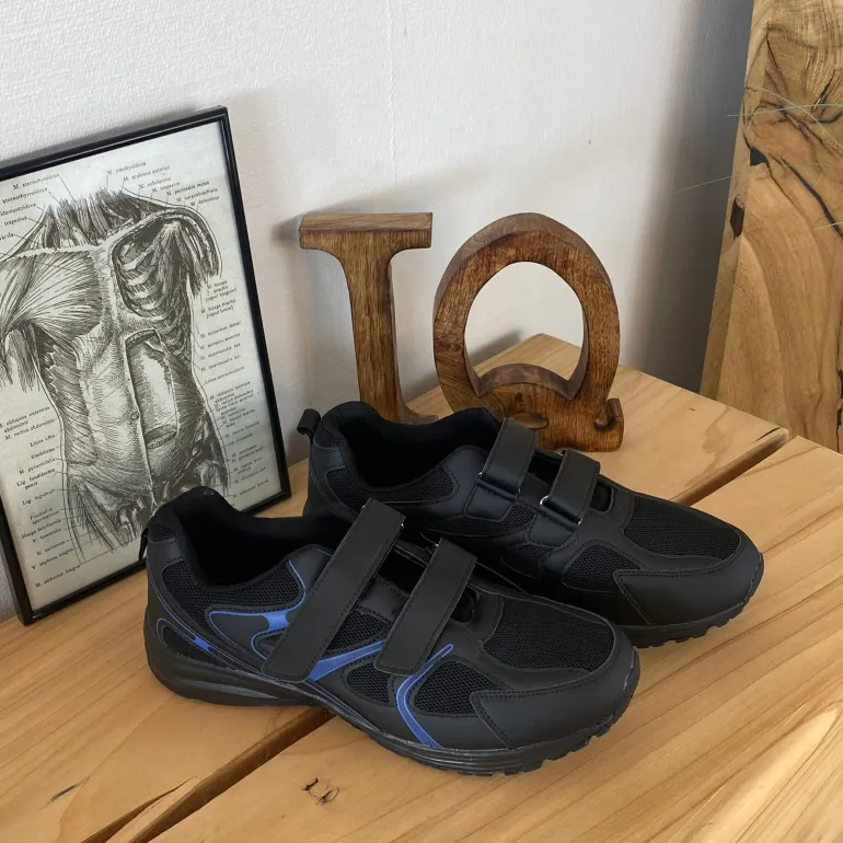 Sort letvægtssko med velcroremme og stødabsorberende sål