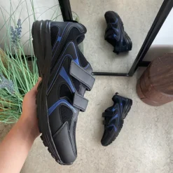 Sort letvægtssko med velcroremme og stødabsorberende sål