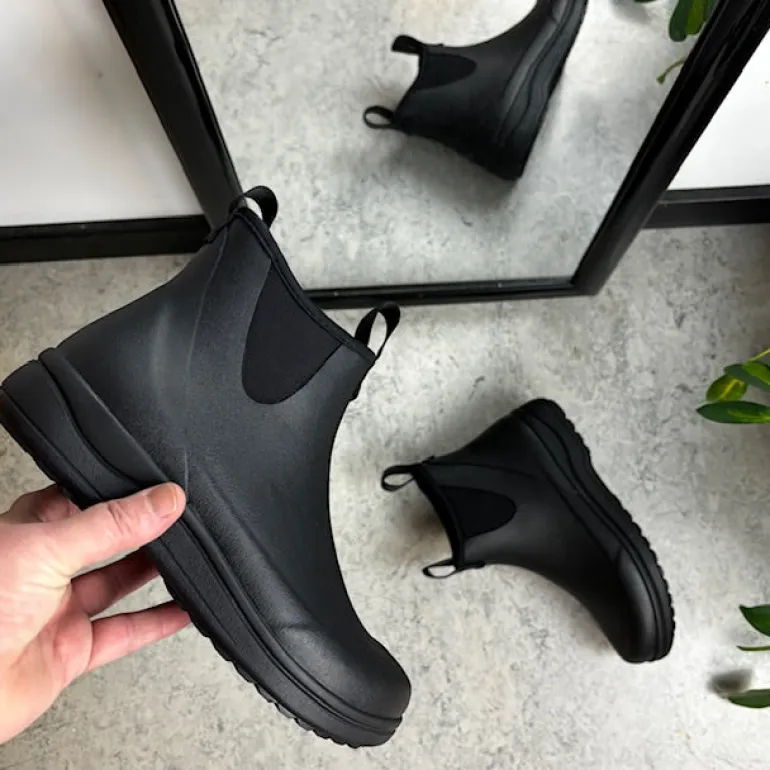 Sort luksus gummistøvle med svangstøtte fra Green Comfort