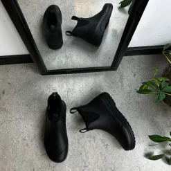 Sort luksus gummistøvle med svangstøtte fra Green Comfort