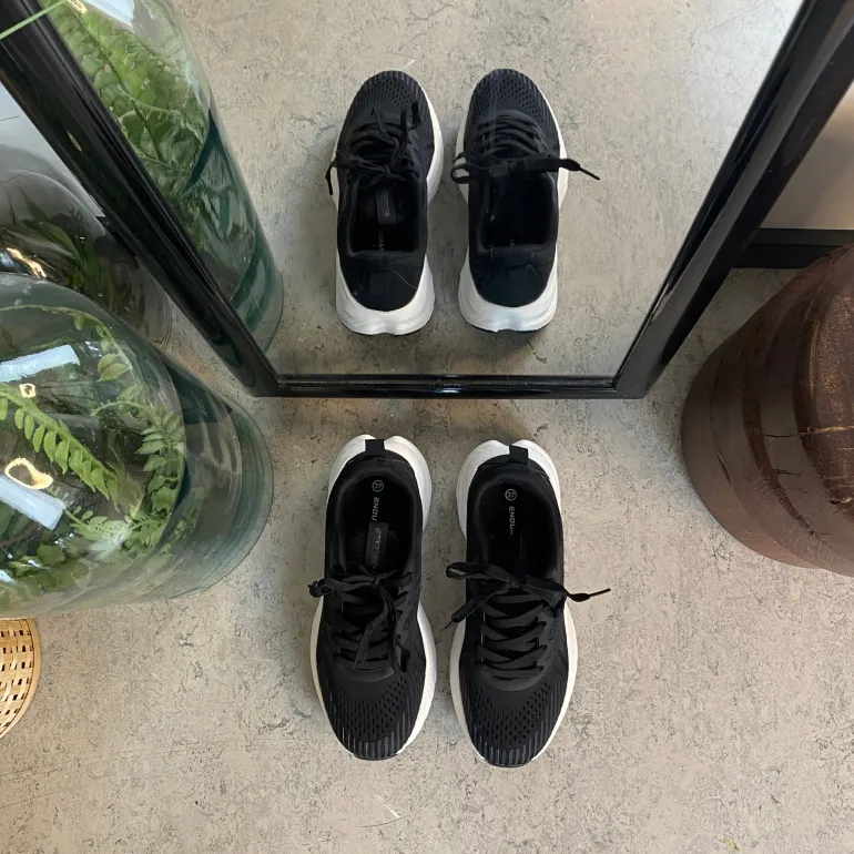 Sort åndbar sko fra Endurance med effektiv stødabsorbering