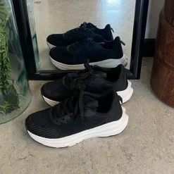 Sort åndbar sko fra Endurance med effektiv stødabsorbering