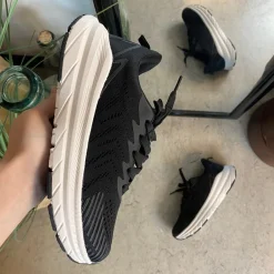 Sort åndbar sko fra Endurance med effektiv stødabsorbering