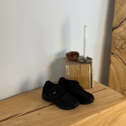 Sort ortopædisk sko med ekstra bred pasform, velcro & udtagelig memory-skum sål