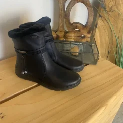 Sort Rieker støvle med elegante detaljer