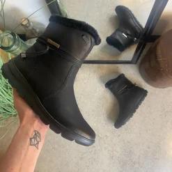 Sort Rieker støvle med elegante detaljer