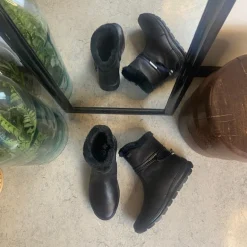 Sort Rieker støvle med elegante detaljer