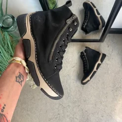 Sort Rieker støvle med god stødabsorbering