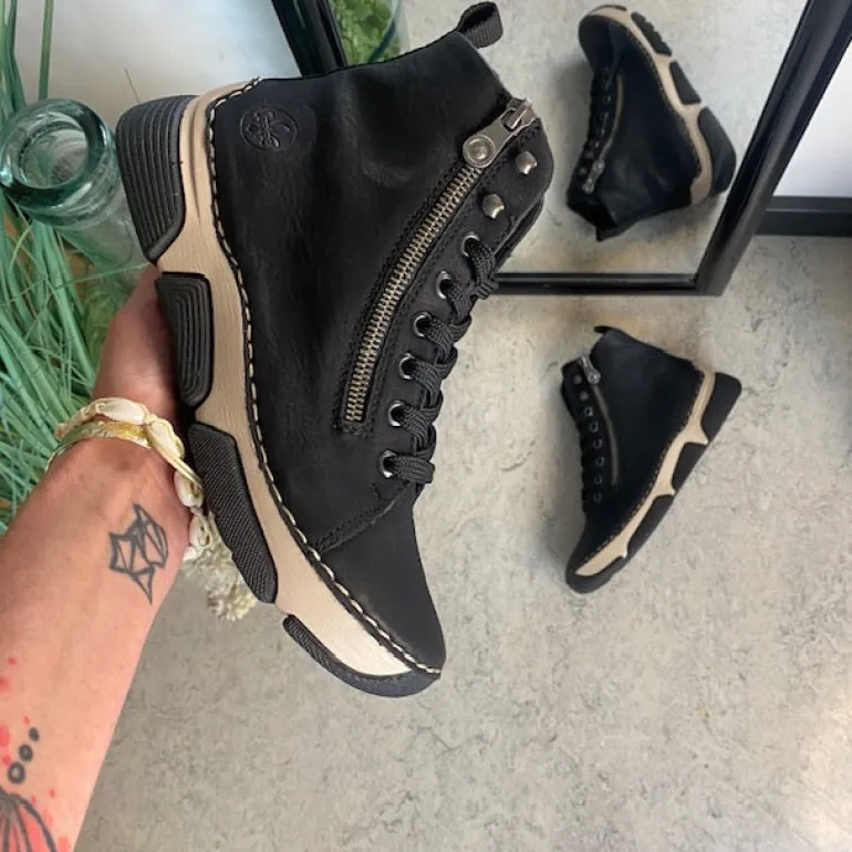 Sort Rieker støvle med god stødabsorbering