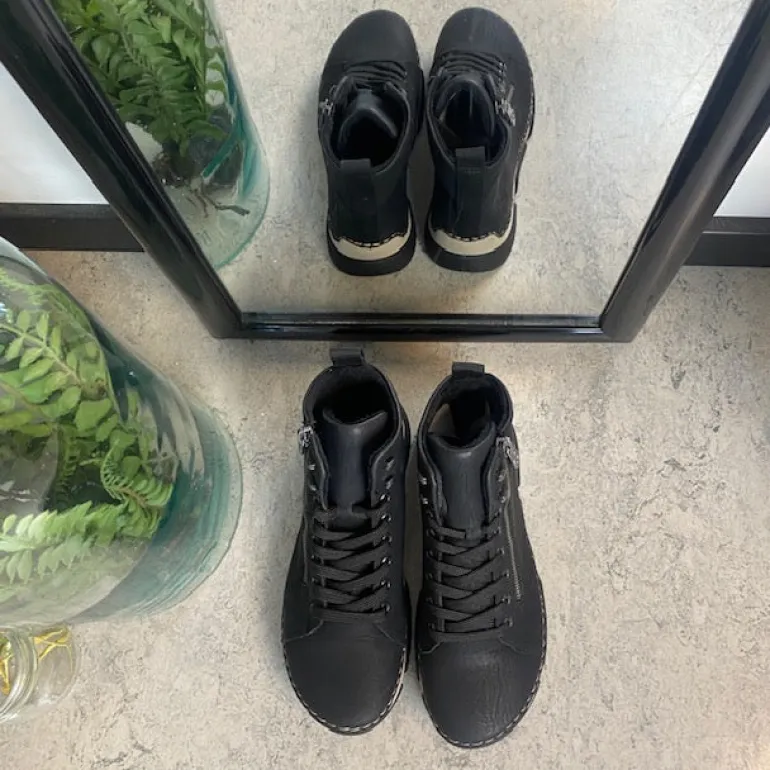 Sort Rieker støvle med god stødabsorbering