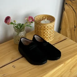 Sort ruskindssko med gængesål og svangstøtte