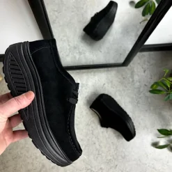 Sort ruskindssko med gængesål og svangstøtte