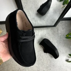 Sort ruskindssko med gængesål og svangstøtte