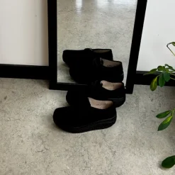 Sort ruskindssko med gængesål og svangstøtte