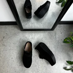 Sort ruskindssko med gængesål og svangstøtte