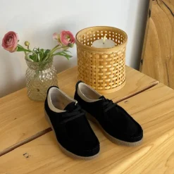 Sort ruskindssko med rågummisål