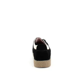 Sort ruskindssko med rågummisål