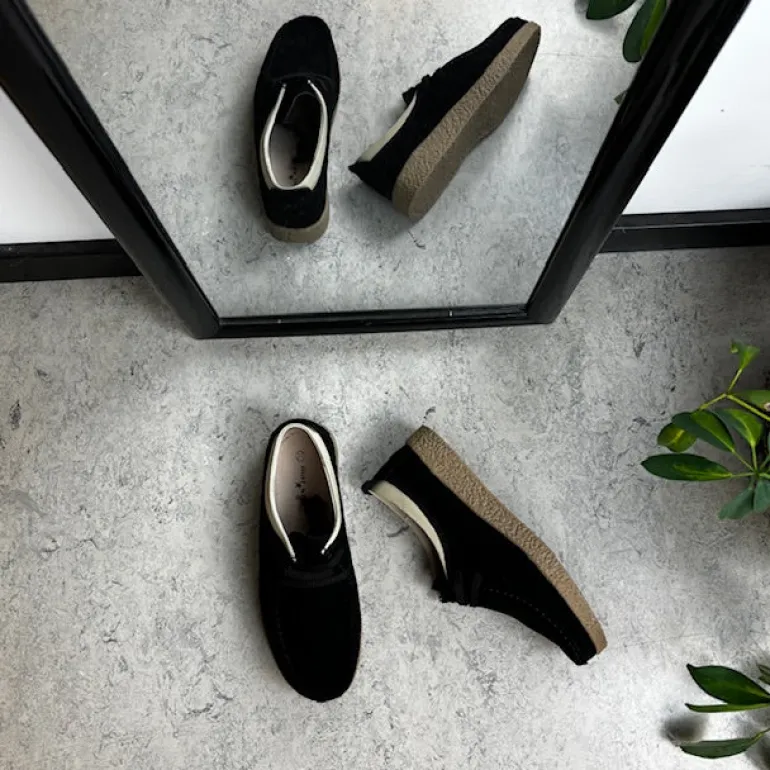 Sort ruskindssko med rågummisål