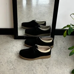 Sort ruskindssko med rågummisål