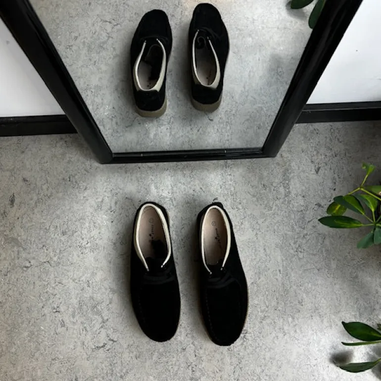 Sort ruskindssko med rågummisål