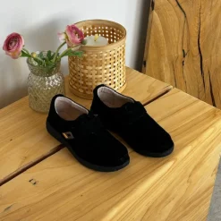 Sort ruskindssko med velcrolukning og gummisål