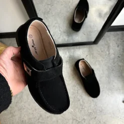 Sort ruskindssko med velcrolukning og gummisål