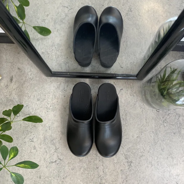 Sort Sanita tøffel træsko med fleksibel bund