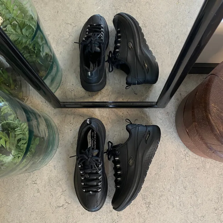 Sort Skechers med glat skind overflade