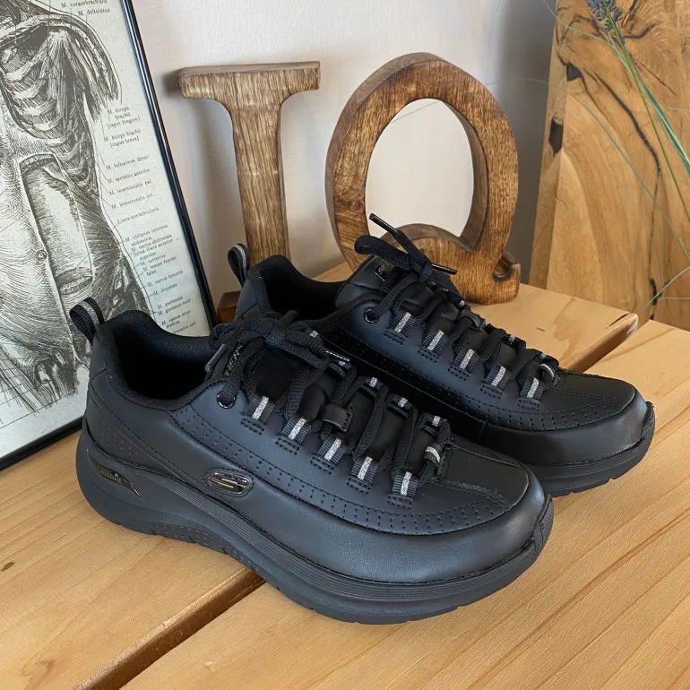 Sort Skechers med glat skind overflade