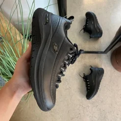 Sort Skechers med glat skind overflade