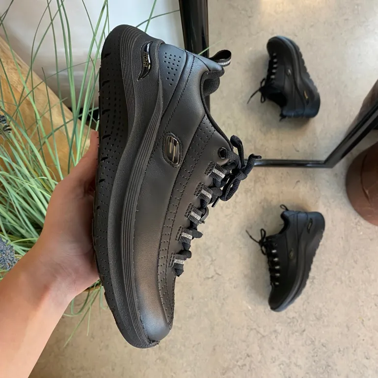 Sort Skechers med glat skind overflade