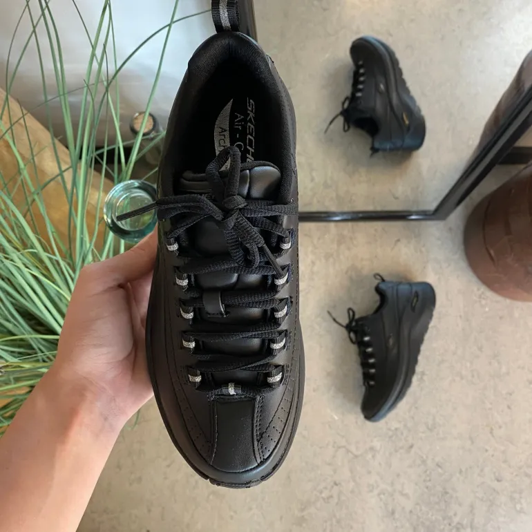 Sort Skechers med glat skind overflade