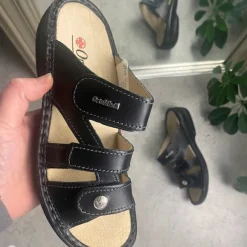 Sort skind slip on til knyster