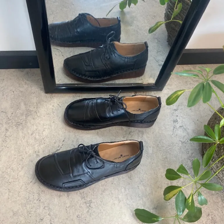 Sort skind snøresko med god stødabsorbering