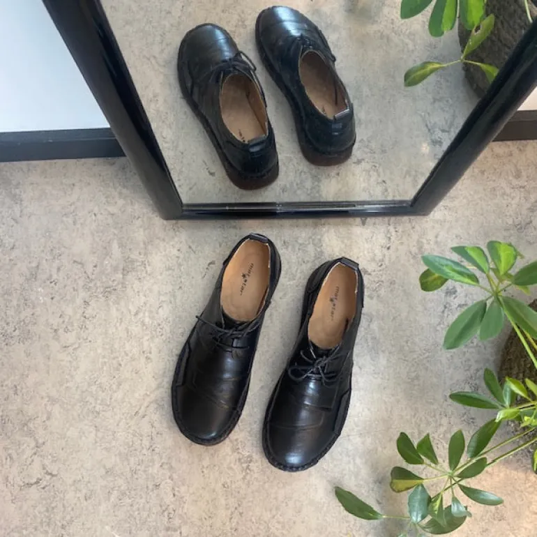 Sort skind snøresko med god stødabsorbering