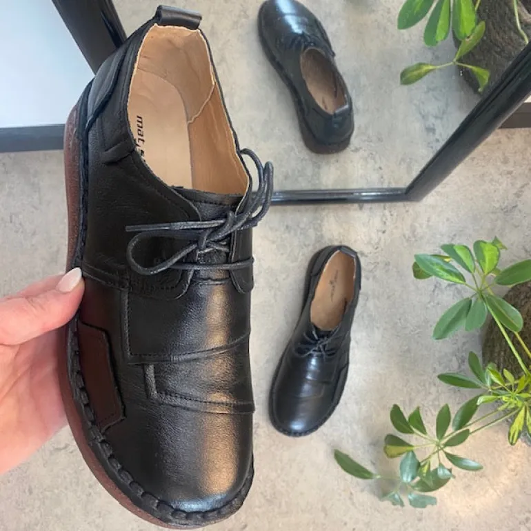 Sort skind snøresko med god stødabsorbering