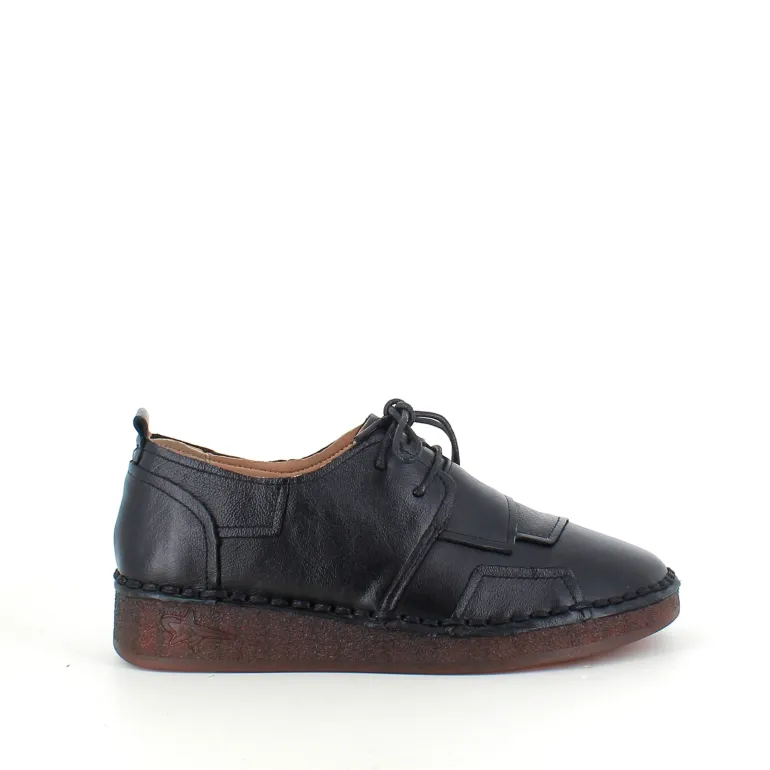 Sort skind snøresko med god stødabsorbering